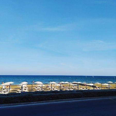 Mackenzie Beach Hotel Larnaca Esterno foto