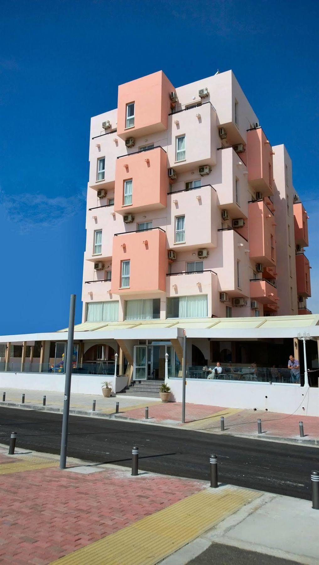 Mackenzie Beach Hotel Larnaca Esterno foto