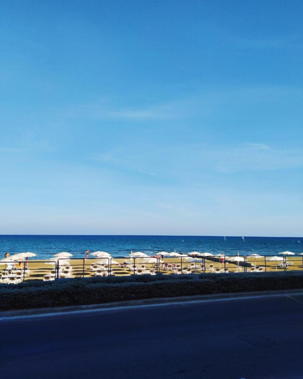 Mackenzie Beach Hotel Larnaca Esterno foto